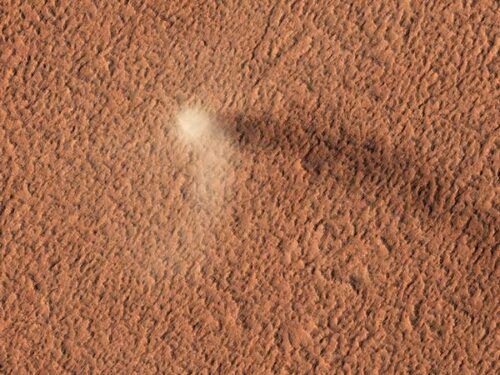 ناسا به تازگی از گردباد بسیار نادری در سطح مریخ عکس‌برداری کرده است.