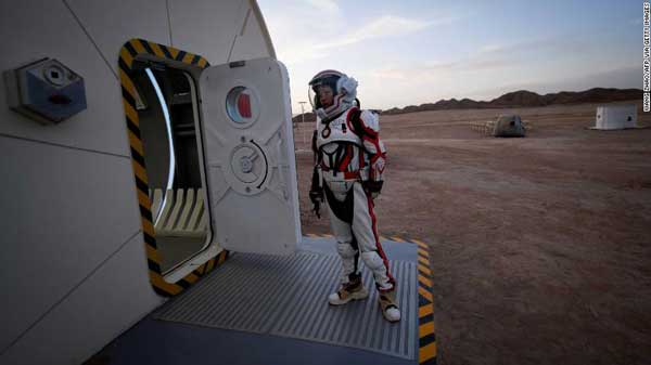 زنی ملبس به لباص فضایی در پایگاه مریخ 1 در صحرای گبی