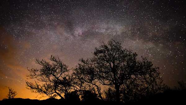 عکاسی نجومی با ردیاب ستاره‌ای در آسمان تاریک