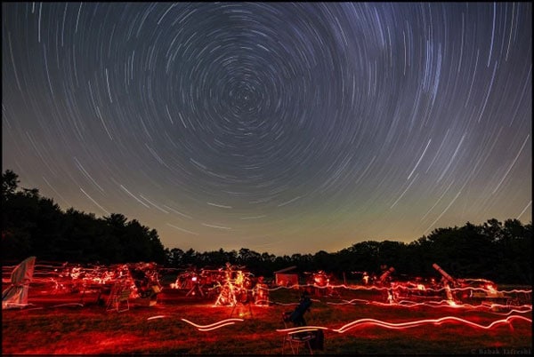 رد ستاره‌ای (دور قطبی) همراه با ستاره قطبی در مرکز و رصدگرانی که با چراغ قوه قرمز در منطقه فعالیت می‌کنند.