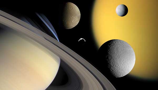 کلاژی از قمرهای منظومه شمسی زحل تیتان، انسلادوس، دایون، رئا و هلن