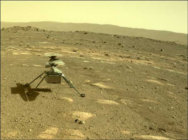 بالگرد نبوغ بر روی سطح مریخ از دید مریخ‌نورد پشتکار