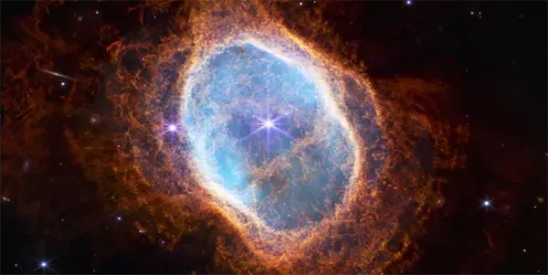 ستاره یاسی در مرکز سحابی حلقه جنوبی