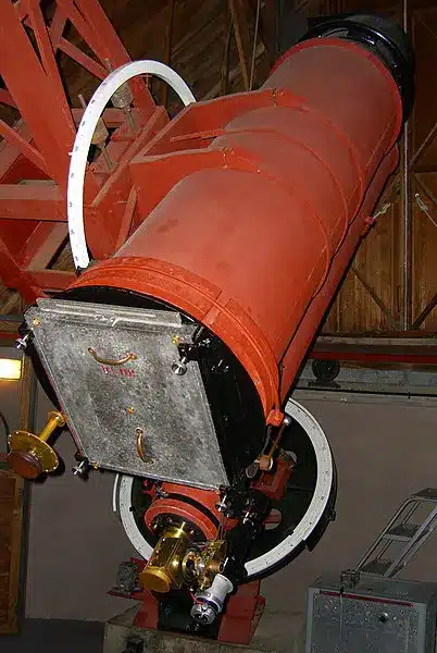 تلسکوپ 13 اینچی استروگراف رصدخانه لاول که تصویر آن بر روی صفحات شیشه‌ای عکاسی 14 در 17 اینچی ثبت می‌شد و تومبا با این تلسکوپ پلوتو را کشف کرد.