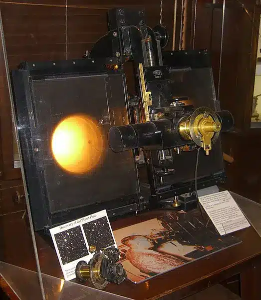 ابزار میکروسکوپ چشمک‌زنی که تومبا از آن برای مقایسه صفحات عکاسی و کشف پلوتو استفاده کرد.